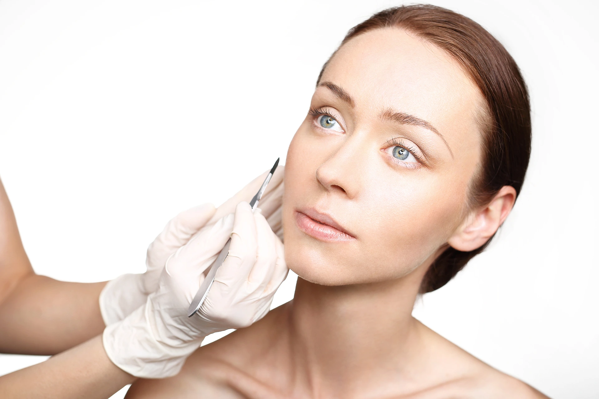 Comparing Dermaplaning vs Waxing for Facial Hair Removal