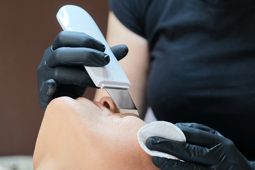 Learn the dermaplaning steps for flawless skin—from prep to post-care—and minimize risks.